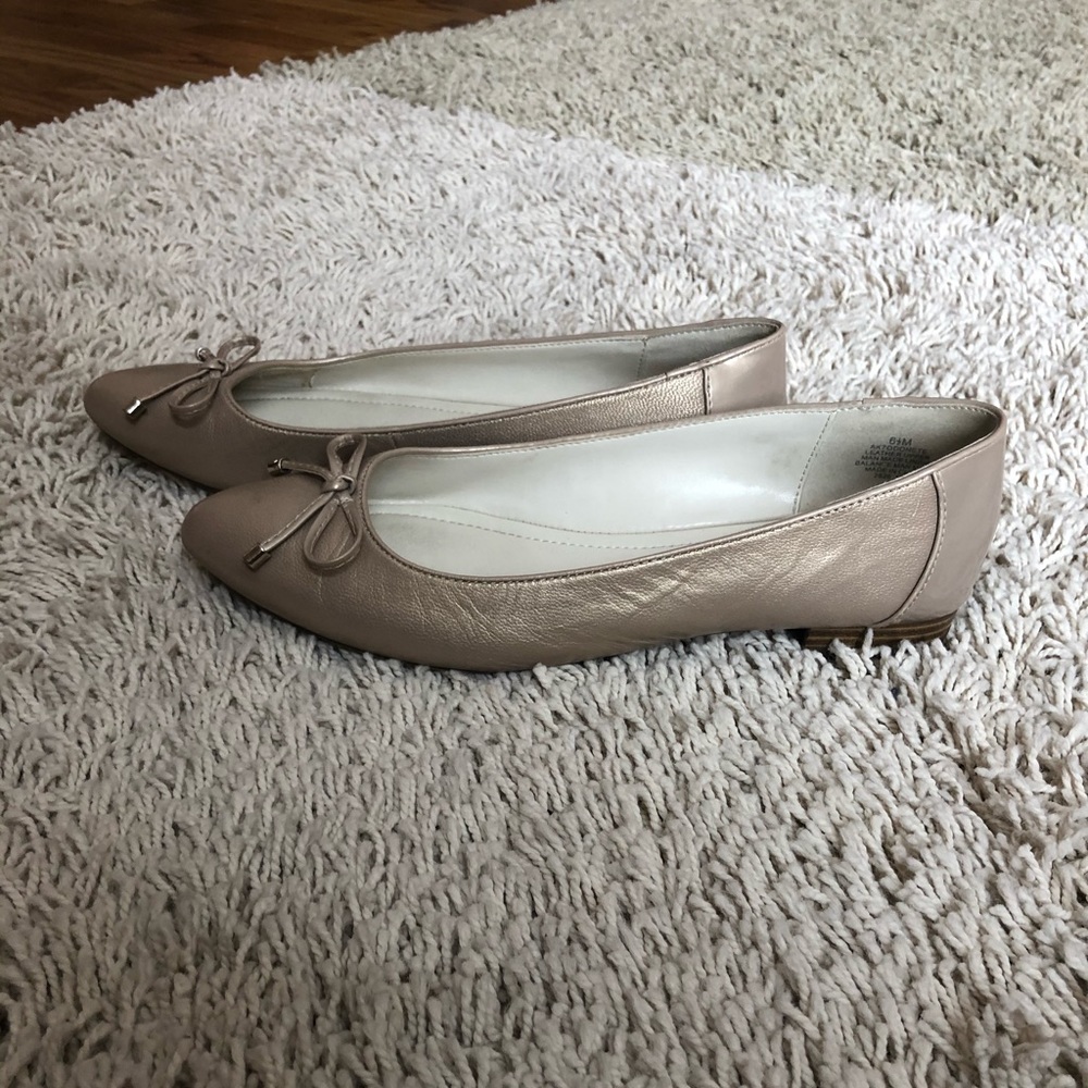 Anne Klein gold tone Odonete leather ballet flats. EUC. 6.5.